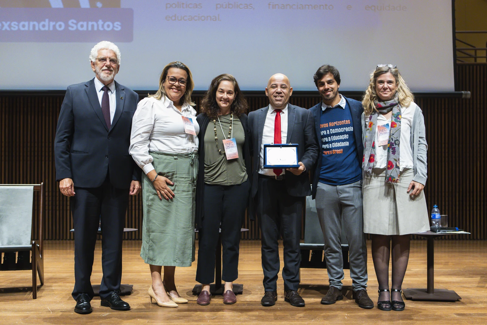 Professor Alexsandro Santos é homenageado durante o Encontro Nacional de Educação Cidadã 2025