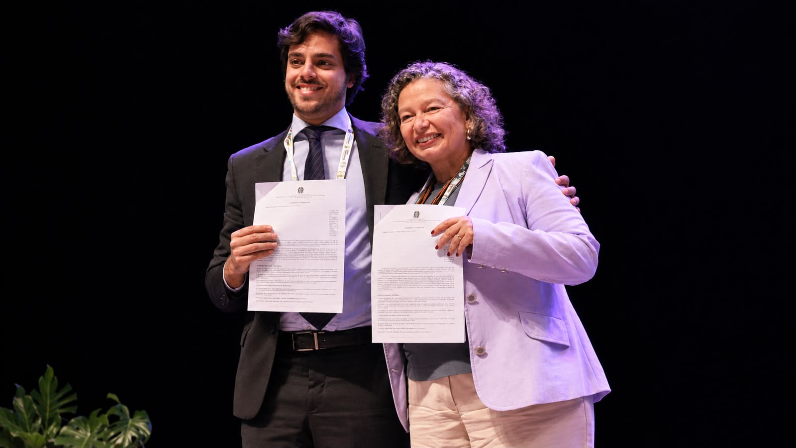 João Tavares, diretor-executivo da Redenec, e Patrícia Alvares, Secretária de Integridade Pública da CGU, durante a assinatura do Acordo de Cooperação.
